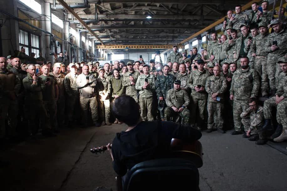 Фотографія: Виступ Святослава Вакарчука перед солдатами.