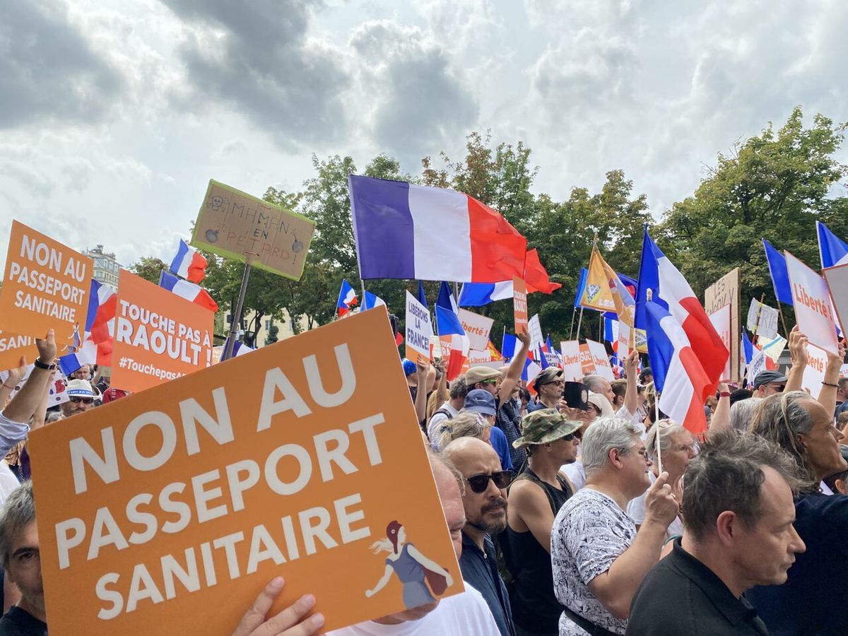 Francja. Protesty przeciwko restrykcjom przybierają na sile 