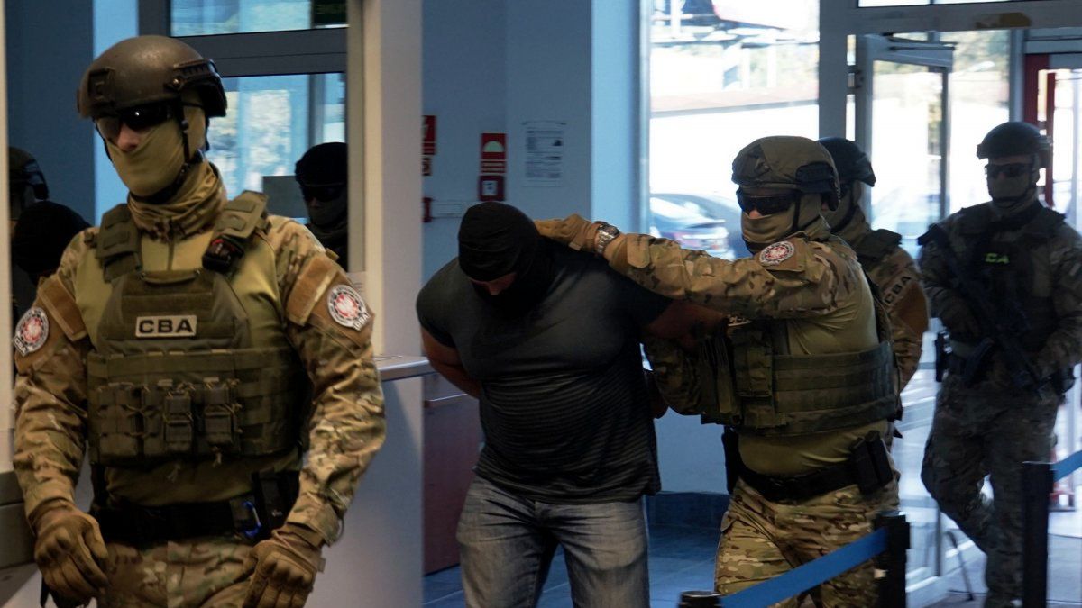 CBA zatrzymało dwóch mężczyzn, którzy mieli wyprać 2 mln zł