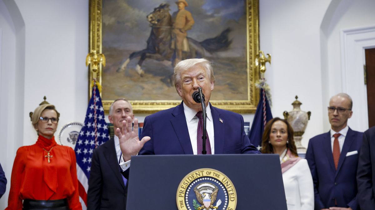 President Trump delivers remarks on lowering the prices of drugs and pharmaceuticals
epa12603864 US President Donald Trump, with pharmaceutical executives, delivers remarks on lowering the prices of drugs and pharmaceuticals during an announcement in the Roosevelt Room of the White House in Washington, DC, USA, 19 December 2025.  EPA/WILL OLIVER / POOL 
Dostawca: PAP/EPA.
WILL OLIVER / POOL
Trump, Whitehouse, Media, Press