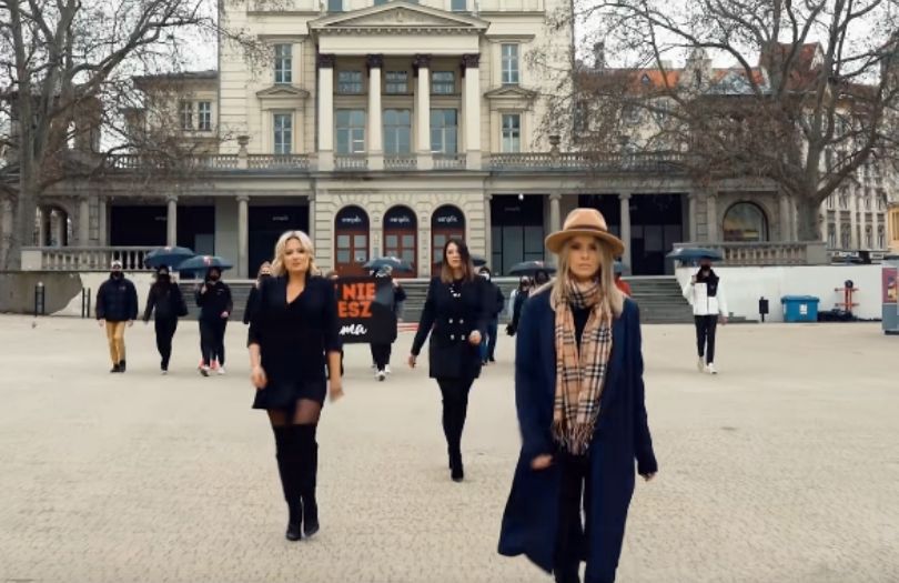 Gosia Andrzejewicz i Mandaryna walczą o prawa kobiet w coverze t.A.T.u