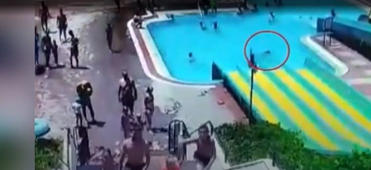 Mężczyzna miał uderzyć głową o dno basenu