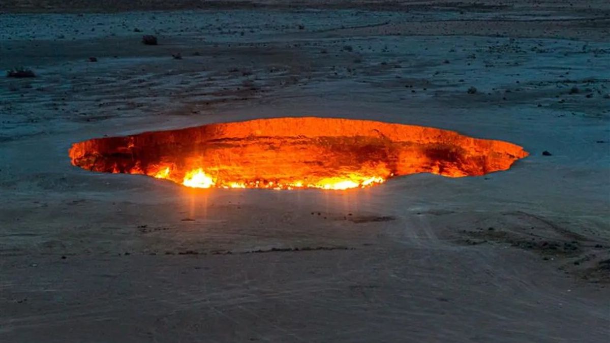 Zdjęcie krateru Darvaza w nocy 