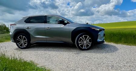 Zakaz rejestracji aut spalinowych od 2035 r. Toyota pokazała swoją odpowiedź, czyli pierwsze auto elektryczne na baterie