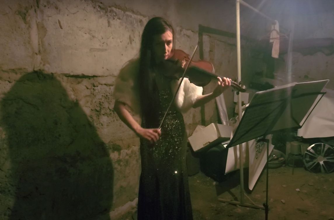 Wiera Łytowczenko codziennie gra w schronie na skrzypcach 
