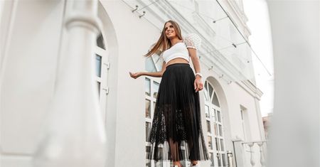 Lekkość i elegancja w każdym kroku: Z czym łączyć zwiewne spódnice plisowane