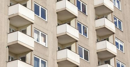 Dziecko zamknęło mnie na balkonie. Co zrobić by wejść do domu ?