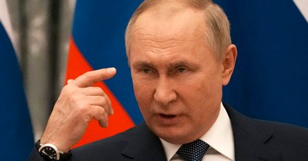 "Seria afrontów", tak Putin potraktował Macrona. Europoseł PiS komentuje