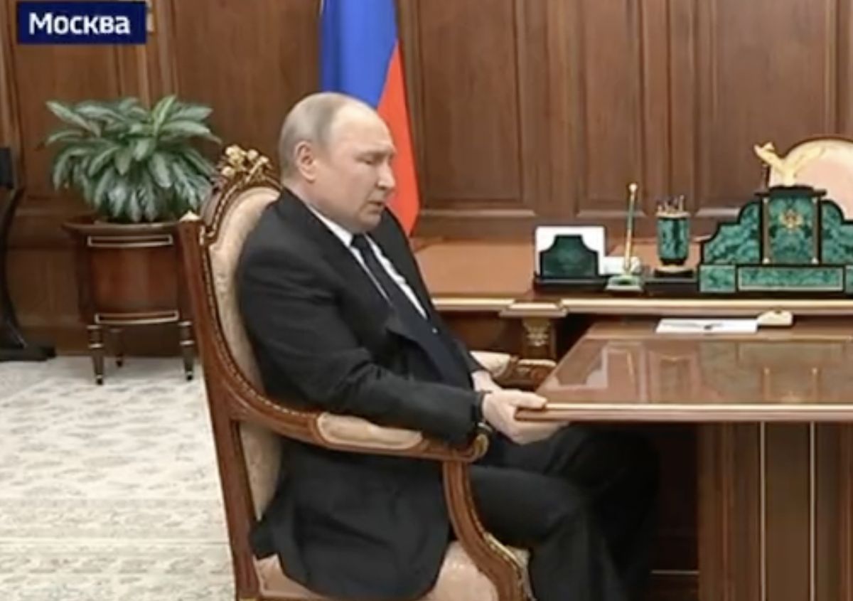 Prezydent Władimir Putin na ostatnim nagraniu z rozmowy z ministrem obrony wydaje się być niepewny siebie i wyciszony 