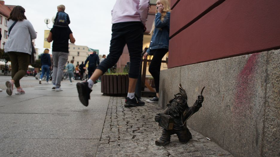WROCLAW, POLAND - SEPTEMBER 26: A view a dwarf statue in Wroclaw, known as Venice of Poland on September 26, 2021. Wroclaw is not a city that attracts as many visitors as the capital Warsaw or Krakow from other major cities of the country, but more than 400 small dwarf statues and figures placed in different districts of the city have become one of the most well-known symbols of Wroclaw. Tourists go on a "dwarf hunt" with maps showing the location of dwarves (Photo by Omer Tugrul Cam/Anadolu Agency via Getty Images)