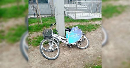 Ktoś wypożyczył rowery miejskie i porzucił je przy… Lidlu. Jaka kara dla użytkownika?
