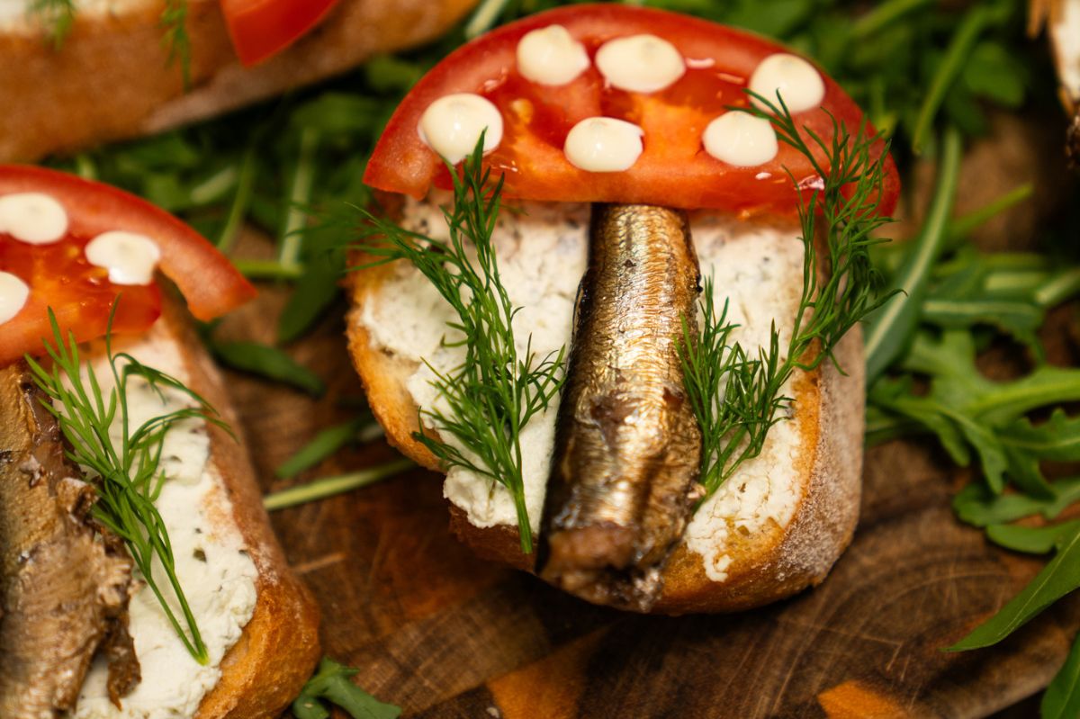 Te mini kanapki od razu przykuwają wzrok. Zaserwuj je w andrzejki i czekaj na oklaski