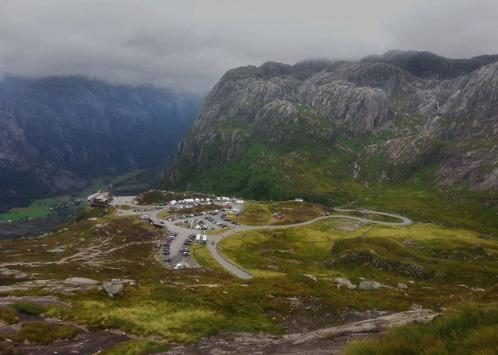 Parking Øygardstøl i widoczna w dole osada Lysebotn.