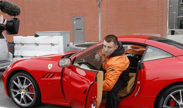 Tomasz Adamek i Ferrari California (fot. wprzerwie.pl)