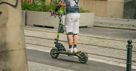 Nastolatek podróżujący hulajnogą elektryczną potrącony w Ostrowcu Św.
