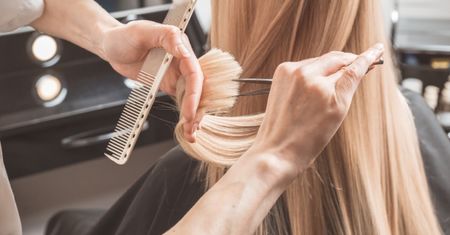 Poproś o recesyjny blond. Odmłodzi cię o kilka lat