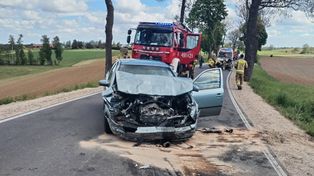 Groźny wypadek pod Mrągowem. Kierowca skody zabrany śmigłowcem LPR