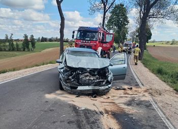 Groźny wypadek pod Mrągowem. Kierowca skody zabrany śmigłowcem LPR