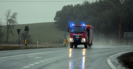 Senior utknął w rurze pod drogowym przepustem. "Zobaczyliśmy głowę człowieka"