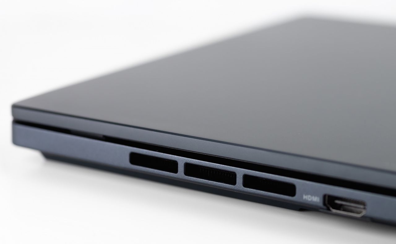 ASUS Zenbook Pro 14 Duo OLED otwory wentylacyjne