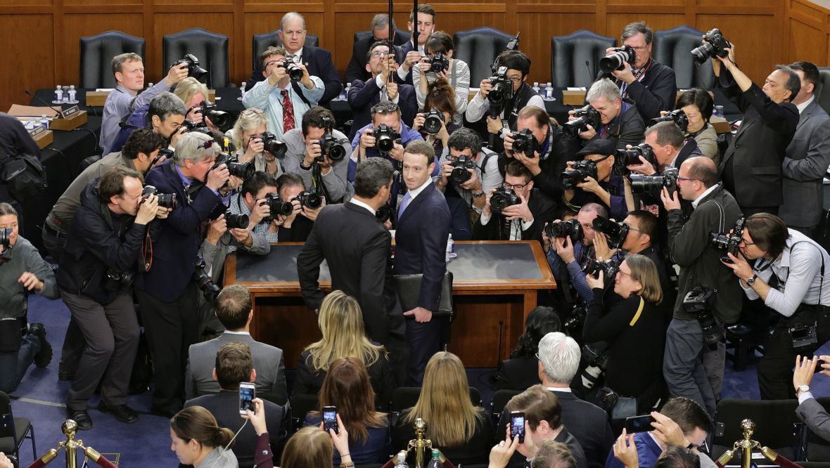 Mark Zuckerberg (centrala postać na zdjęciu) przed złożeniem zeznań przed komisją senacką. Został wezwany do złożenia zeznań po doniesieniach, że dane osobowe 87 milionów użytkowników Facebooka zostały zebrane przez Cambridge Analytica, brytyjską firmę konsultingową powiązaną z kampanią Trumpa. Kwiecień 2018 roku