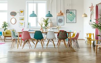 Jednakowe krzesła przy stole idą do lamusa. Zobacz, czym zastępują je architekci
