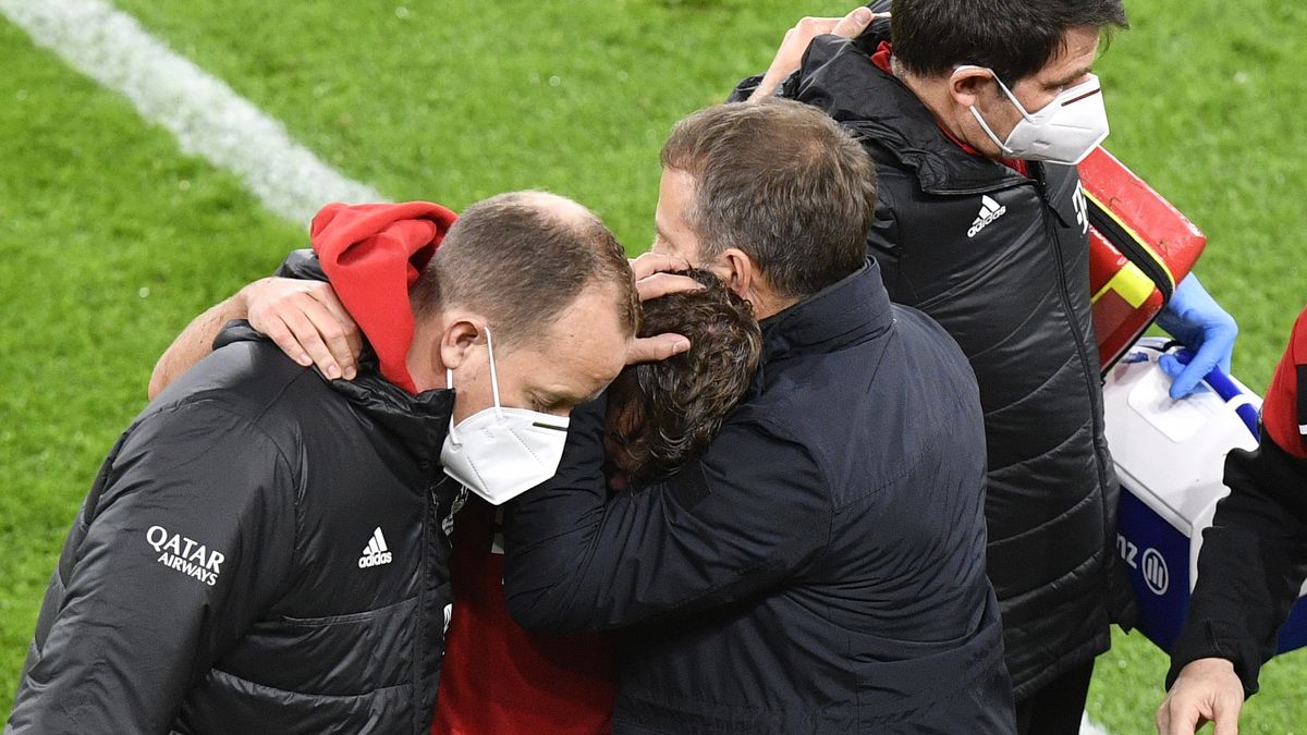 Hansi Flick pocieszający Joshuę Kimmicha (Getty Images)