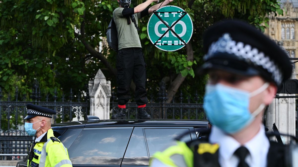 Nowy plan zakłada zakaz sprzedaży aut spalinowych już za 9 lat