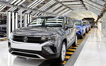 Volkswagen może zamrozić pensje do 2030. Co z pracownikami?