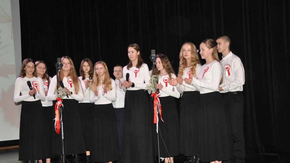 Program artystyczny w Koneckim Centrum Kultury w wykonaniu uczniów z Zespołu Placówek Oświatowych w Dziebałtowie