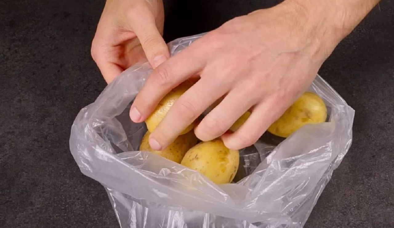Wkładam ziemniaki do plastikowej torby. Po 7 minutach lądują już na talerzu