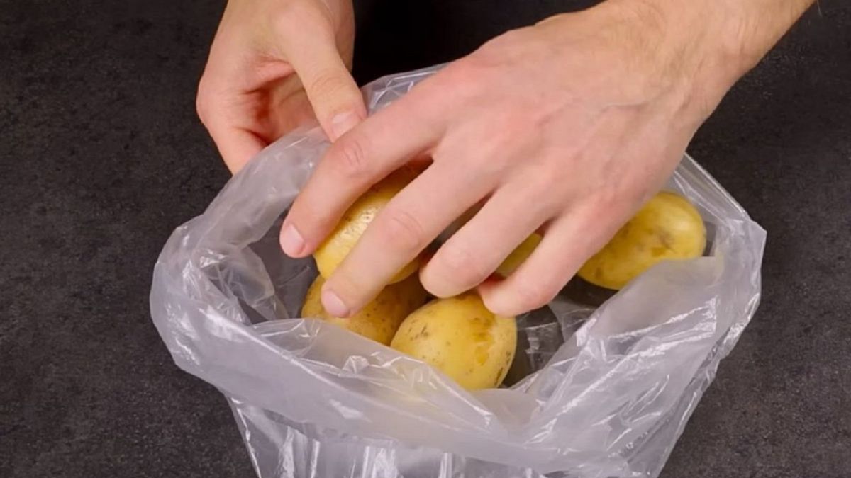 Wkładam ziemniaki do plastikowej torby. Po 7 minutach lądują już na talerzu (fot. screen Youtube / Webspoon World)