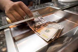 Kursy walut. Złoty umacnia się po danych o inflacji