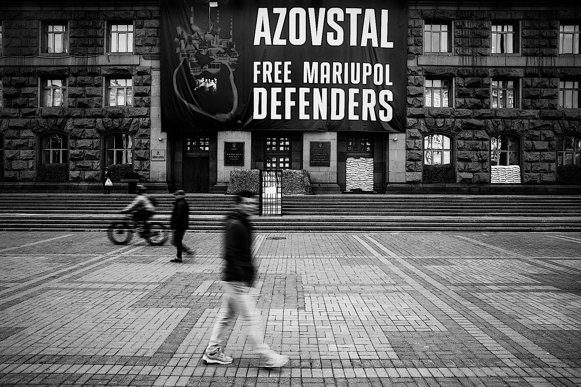 "Uwolnić obrońców Mariupola". Plakat na budynku kijowskiego ratusza