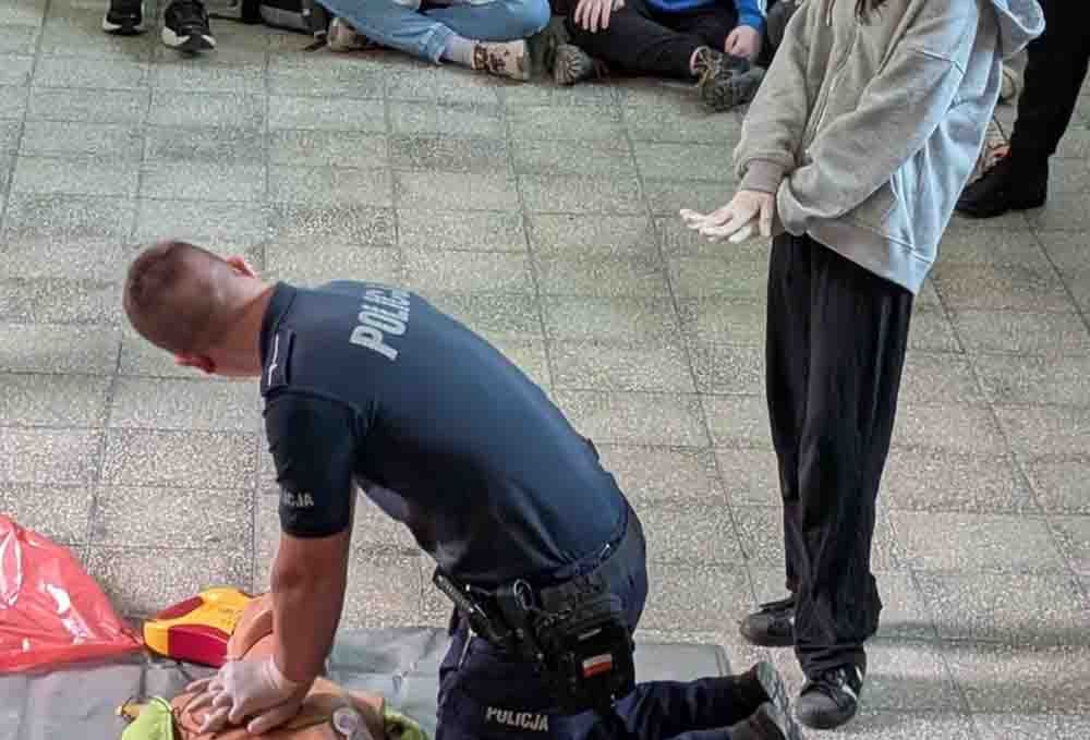 Bledzew: Policjant i ratownik uczyli uczniów pierwszej pomocy