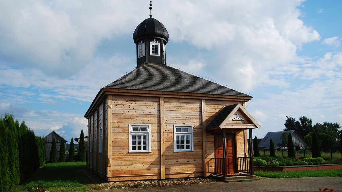 Meczet w Bohonikach, gdzie pochowano 24-letniego uchodźcę. 