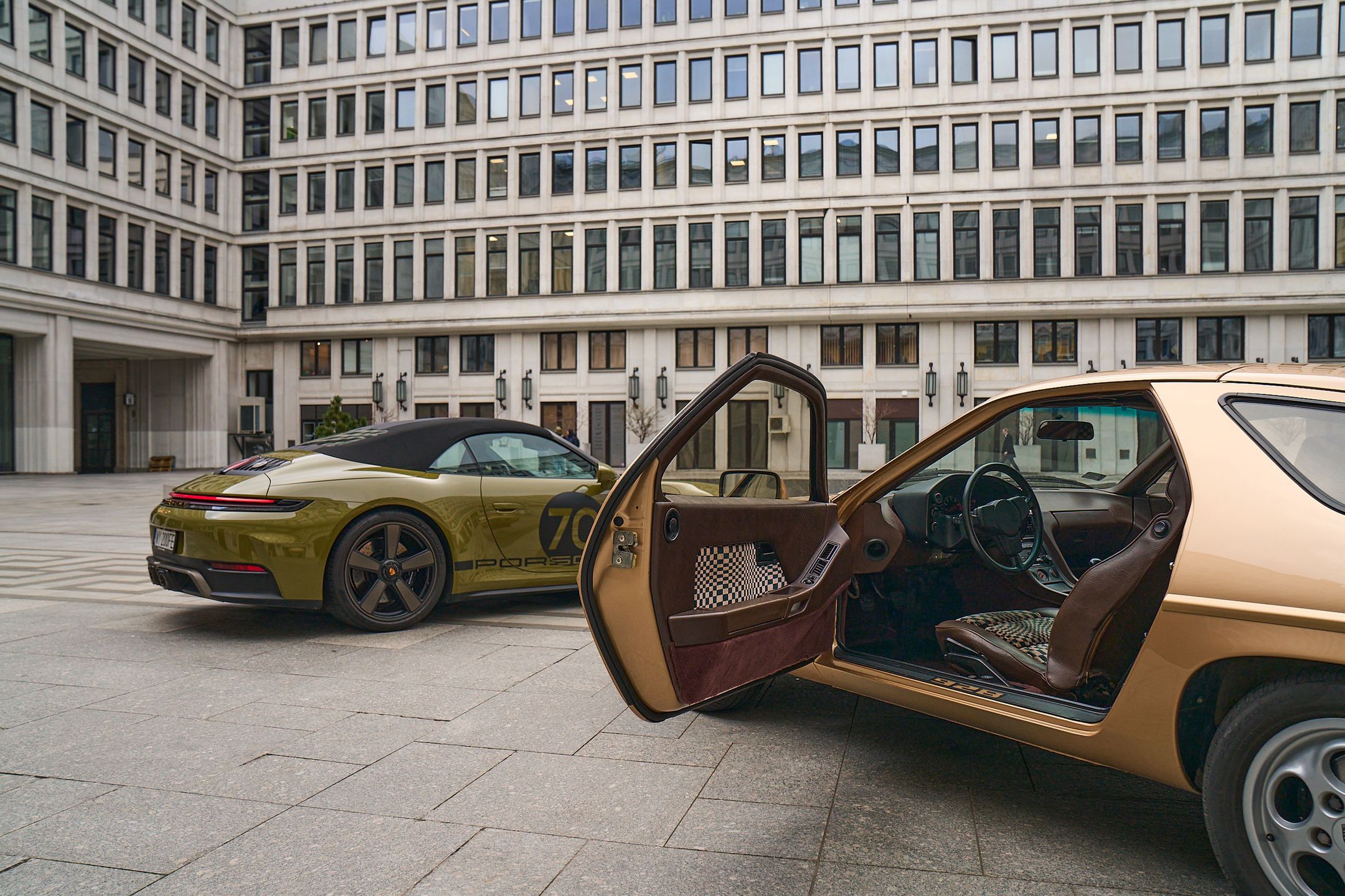 Porsche 928 (1977) i Porsche 911 Spirit 70 (2025)