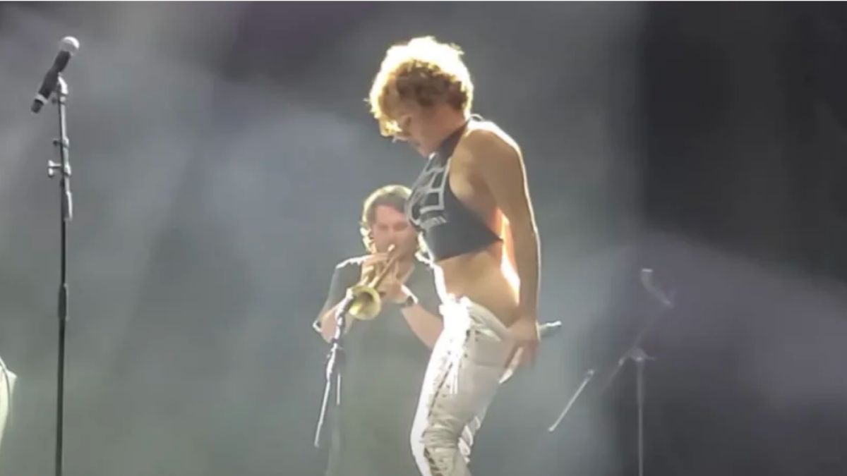 Wokalistka Brass Against oddala mocz