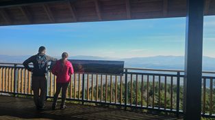 Łukowica: Darmowy spacer "w chmurach" na najwyższej wieży widokowej w Beskidzie Wyspowym. Skiełek zachwyca widokami na okolicę i Tatry