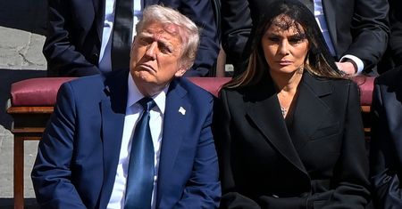 Melania uchroniła Trumpa od wpadki na pogrzebie papieża. TO mu powiedziała