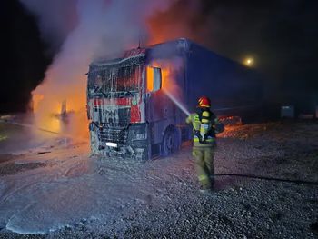 Spłonęły dwa ciągniki siodłowe pod Jędrzejowem. Policja podejrzewa podpalenie