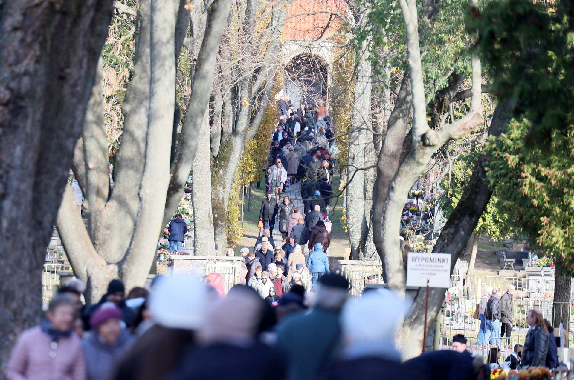Dzień Wszystkich Świętych na cmentarzu przy ulicy Unickiej w Lublinie.