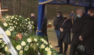 Tłumy opuściły cmentarz, a przyjaciel dalej czuwał nad grobem Krzysztofa Krawczyka