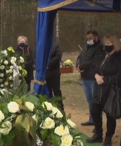 Tłumy opuściły cmentarz, a przyjaciel dalej czuwał nad grobem Krzysztofa Krawczyka