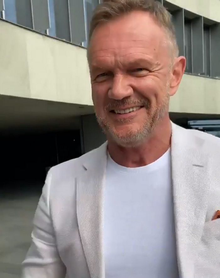 Cezary Pazura wiąże buta ukochanej, a ona zanosi się śmiechem