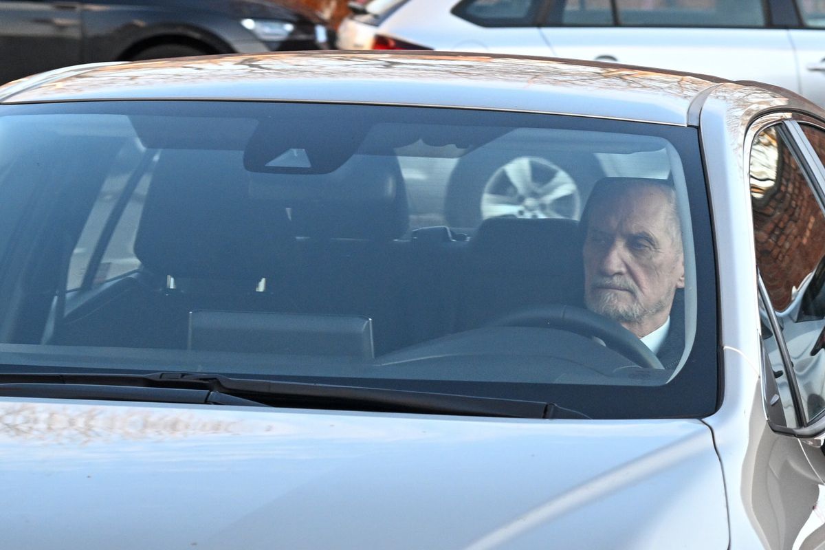 Poseł PiS Antoni Macierewicz w drodze na posiedzenie komitetu politycznego Prawa i Sprawiedliwości