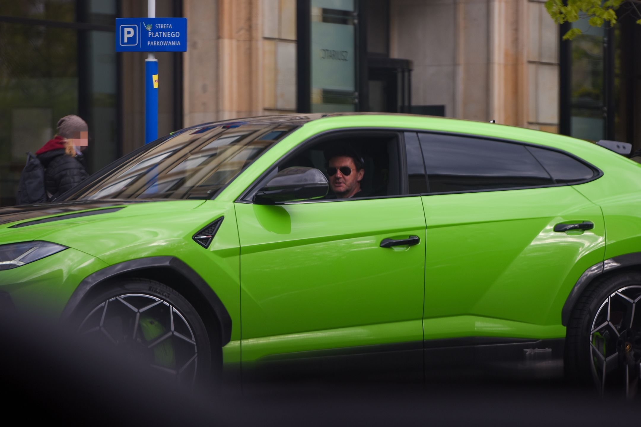 Kuba Wojewódzki załatwia sprawy na mieście