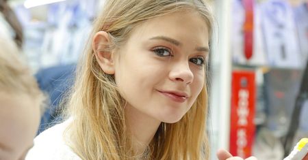 Julia Wróblewska poszła do "zwykłej" pracy. Klienci robią sobie z nią zdjęcia