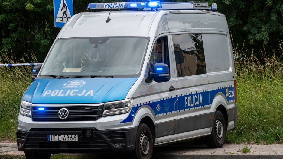 Zielona G�ra. Wybuch benzyny w samochodzie
Fot. NewsLubuski/East News, Zielona Gora, 05.06.2024. Wybuch i pozar samochodu osobowego marki Volkswagen na ulicy Partyzantow w Zielonej G�rze. 39-letni kierowca splonal zywcem, zweglone cialo zostalo zabezpieczone. W srodku przewozone byly dwa kanistry z benzyna. Przyczyny tragedii bedzie wyjasniac policja i prokuratura. Na miejscu pracowaly 3 zastepy strazy pozarnej.
NewsLubuski