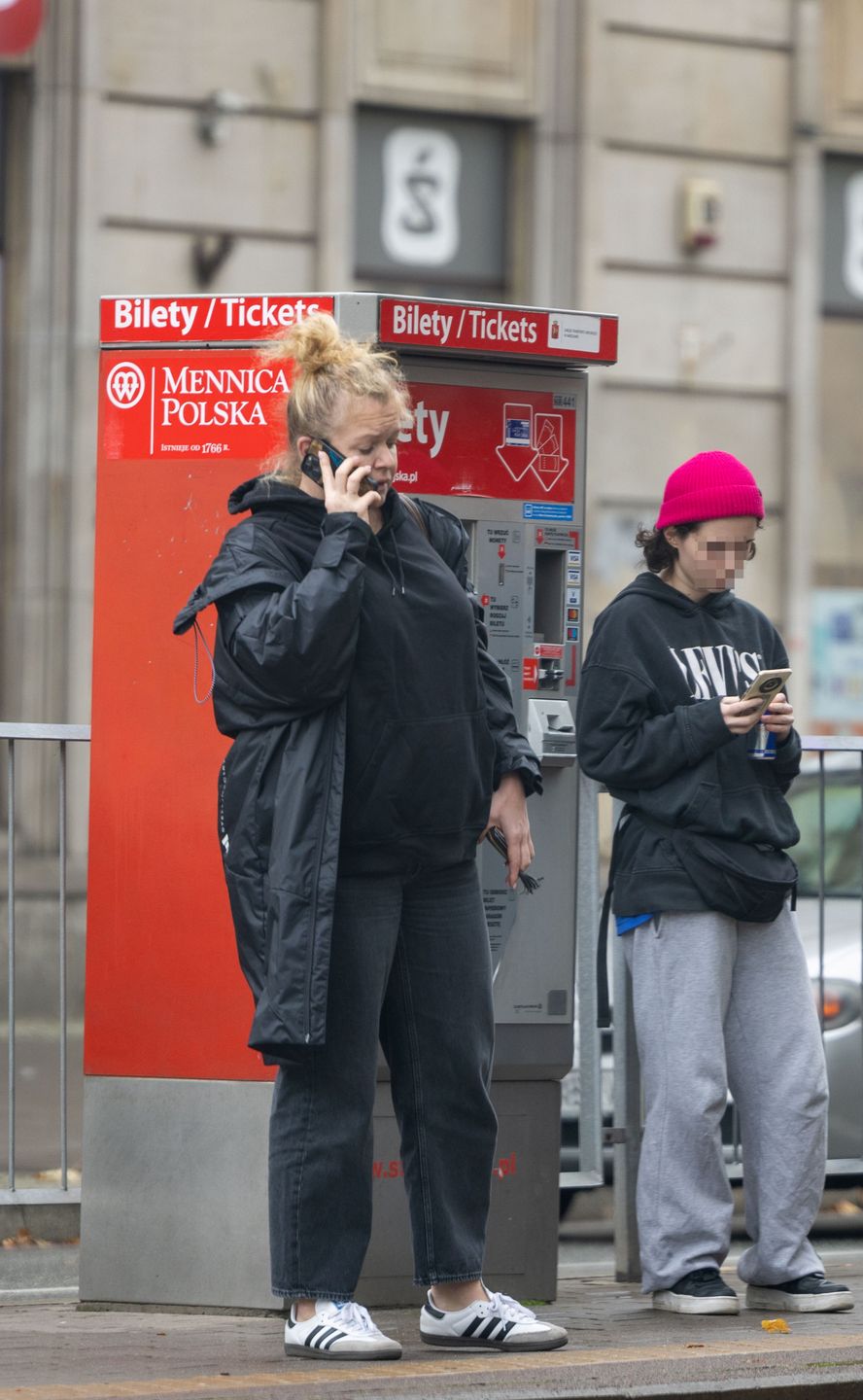 Naturalna Daria Widawska na przystanku